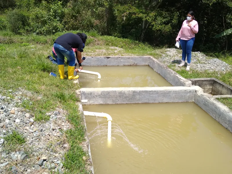 Estudiantes en Acueducto La Cuesta Ginebra Estudiantes en Acueducto La Cuesta Ginebra