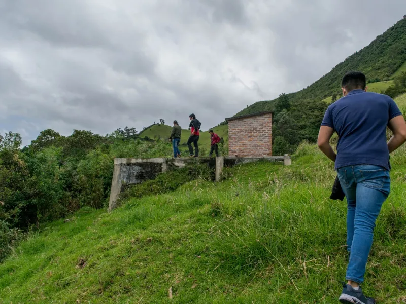 Estudiantes revisan tanque en Funes Nariño