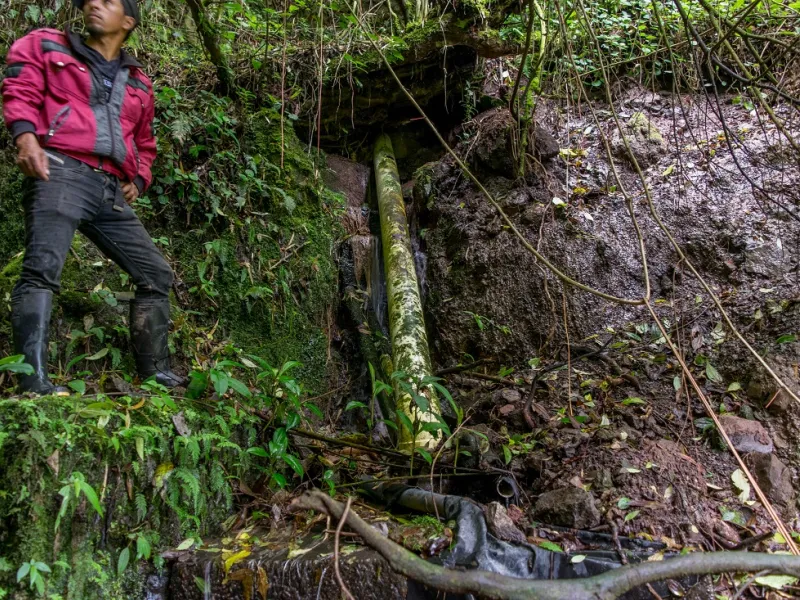 Fontanero junto a bocatoma Funes Nariño Fontanero junto a bocatoma Funes Nariño