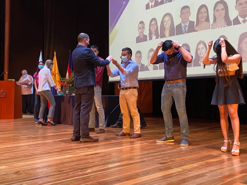 Estudiantes de Negocios Internacionales vivieron una emotiva Ceremonia de Conexión Estudiantes de Negocios Internacionales vivieron una emotiva Ceremonia de Conexión