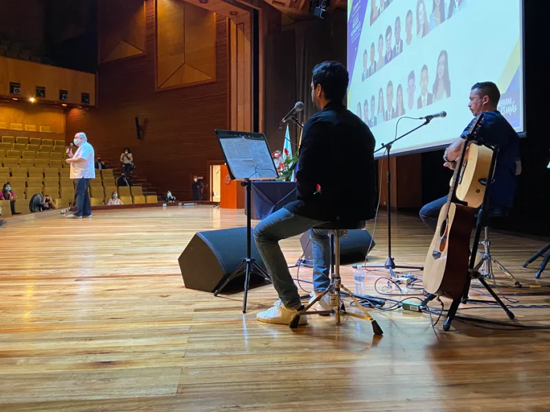 Estudiantes de Negocios Internacionales vivieron una emotiva Ceremonia de Conexión Estudiantes de Negocios Internacionales vivieron una emotiva Ceremonia de Conexión
