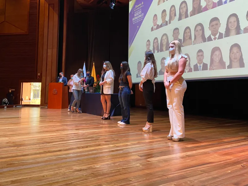 Estudiantes de Negocios Internacionales vivieron una emotiva Ceremonia de Conexión Estudiantes de Negocios Internacionales vivieron una emotiva Ceremonia de Conexión