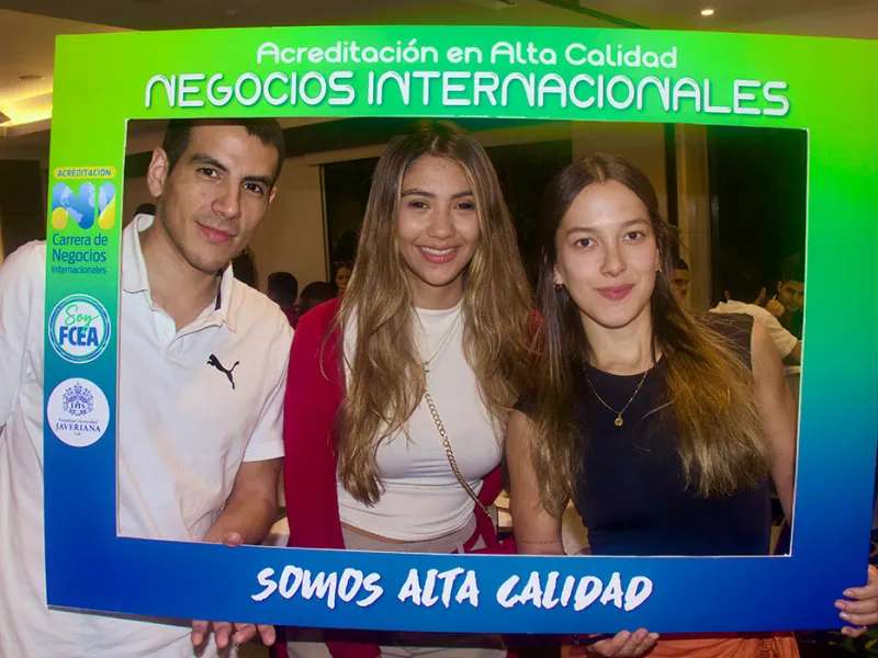 Cerca de 60 egresados de nuestro programa de Negocios Internacionales se reencontraron, la pasada noche del 28 de noviembre, en el Hotel Intercontinental de Cali para compartir el impacto de la carrera en el entorno y su rol dentro del futuro del programa académico.